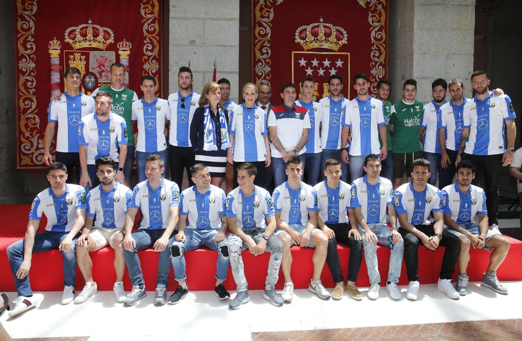 La presidenta de la Comunidad de Madrid, Cristina Cifuentes, recibe a los jugadores, cuerpo técnico y directivos del Club Deportivo Leganés tras su ascenso a primera división. Foto: D. Sinova / Comunidad de Madrid